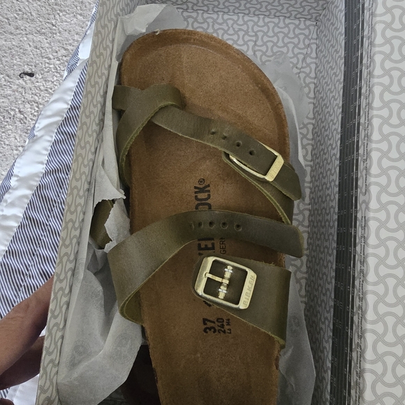 Brand new Olive Mayari Birkenstock sandals. Size 37 - Picture 4 of 5